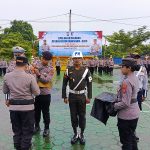 Kapolres Teluk Bintuni AKBP Hari Sutanto saat memasangkan pita Operasi Patuh Mansinam 2025 di salah satu personel, Senin (14/7/2025).