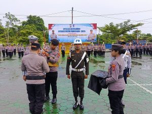 Kapolres Teluk Bintuni AKBP Hari Sutanto saat memasangkan pita Operasi Patuh Mansinam 2025 di salah satu personel, Senin (14/7/2025).