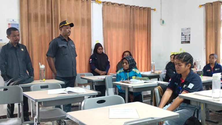 Ketua DPRK Teluk Bintuni Romilus Tatuta didampingi Ketua Komisi A Madika saat sidak ke Petro Tekno, Senin (14/7/2025). Foto: DES