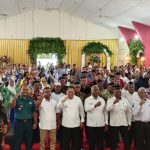 Gubernur Papua Barat, Dominggus Mandacan bersama komunitas masyarakat Islam di Kabupaten Fakfak Papua Barat, Kamis (17/7/2025