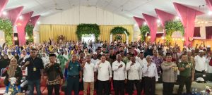 Gubernur Papua Barat, Dominggus Mandacan bersama komunitas masyarakat Islam di Kabupaten Fakfak Papua Barat, Kamis (17/7/2025