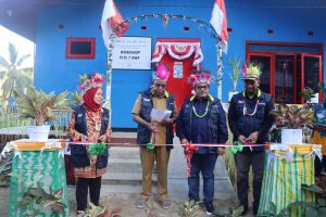 Bupati Kepulauan Yapen Benyamin Arisoy menggunting pita saat meresmikan dua pembangkit listrik di Kampung Ausem, Kamis (27/11/2025). (Foto//Uli)